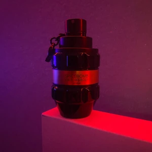 Spicebomb Parfym från Viktor & Rolf - Säljer en flaska Spicebomb parfym från Viktor & Rolf. Flaskan har en unik design som liknar en granat, med en mörk och elegant finish. Perfekt för den som vill ha en kryddig och intensiv doft. Flaskan är kompakt och lätt att ta med sig.