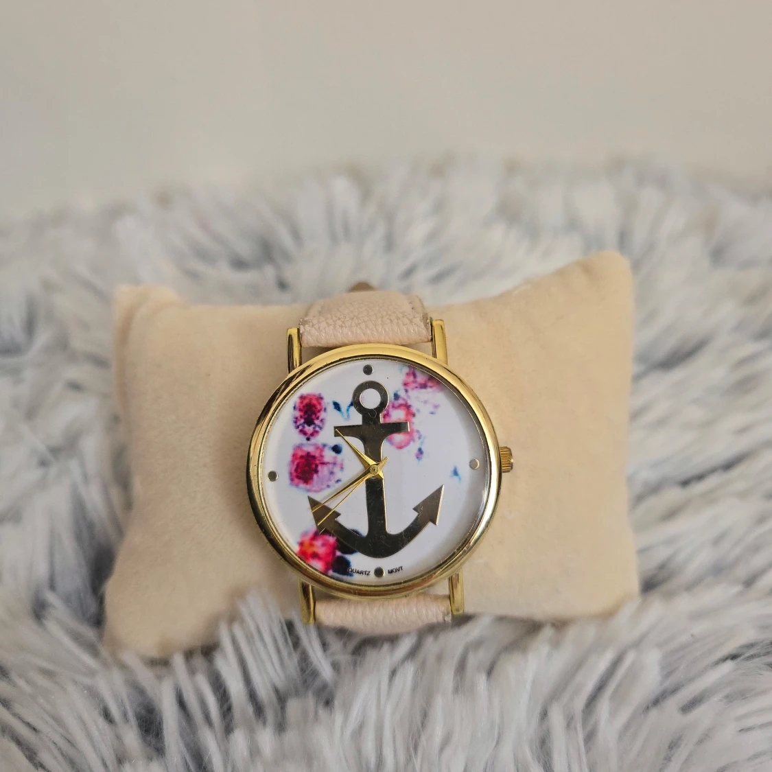 Beige klocka med ankardesign