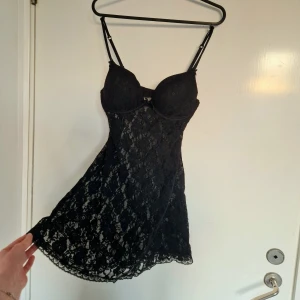 Svart spetstopp - Perfekt festtopp med vadderade kupor och justerbara axelband. Skulle gissa att det är en B-kupa.  Har bara använts fåtal gågner. 