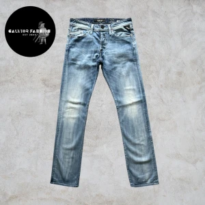 Blå jeans från Replay - Snygga blå jeans från Replay model WAITOM. De har en lätt tvättad look. Skick 8/10 varit väl omhändertagen har inga defekter. Skulle säga passformen är slim fit. Storlek 30/34. Skriv om du vill ha mått eller har andra frågor! 