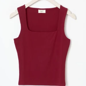 Vinrött Linne - Jätte gullig topp. Använd fåtal gånger, skriv för privata bilder.