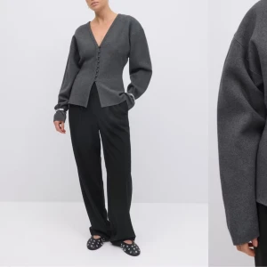 Shaped knitted cardigan - Säljer denna fina tröjan! Knappar framtill, med en v-ringning. Jag har bara testat tröjan. Den är helt slut på hemsidan så ta chansen! DM för fler bilder. (Den är lite för stor på mig i ärmarna, därför hemsidans bilder här)