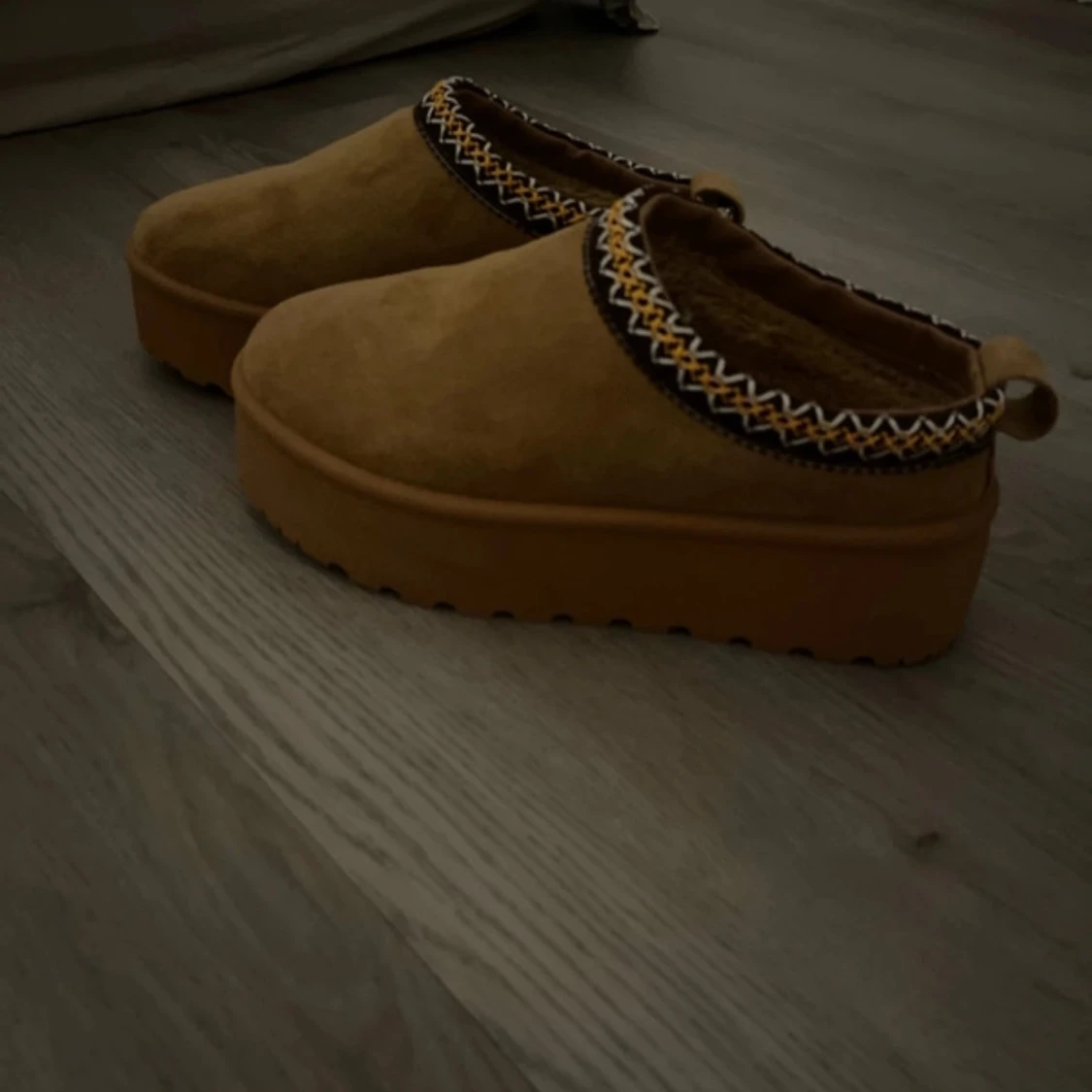 Bruna mockaskor med mönstrad kant - 2