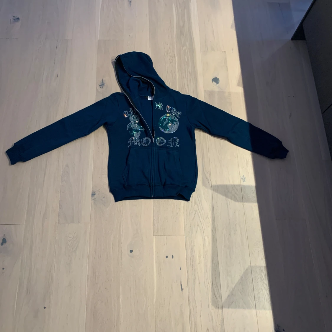 Mörkblå hoodie med drakkonst