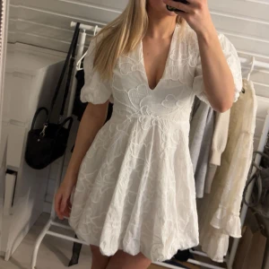 Vit klänning från Zara - Säljer en söt vit klänning från Zara. Perfekt för sommarn och studenten. Endast provad och prislappen är kvar! Nypris är 700kr. Jag är 160cm och klänningen passar mig perfekt.