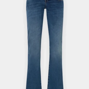 Blå ltb bootcut jeans - Jätte fina low waist bootcut jeans från ltb! Super fint skick och typ aldrig använda💕 storleken är 27 x 32, modellen är valerie och det är bara att skriva för fler bilder🤗