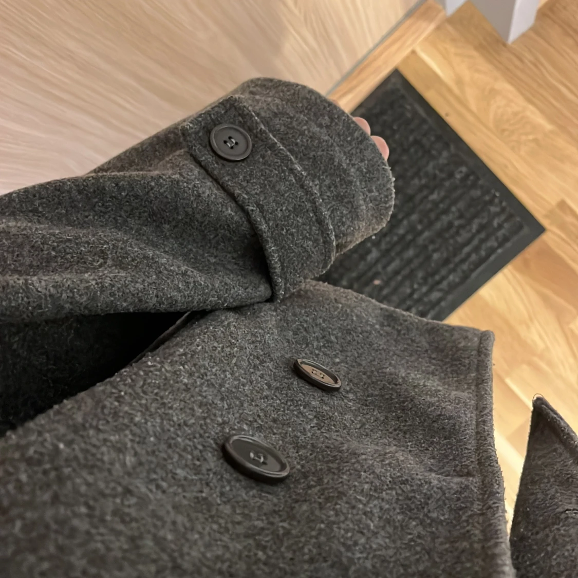 Grå kappa med knappar - 2