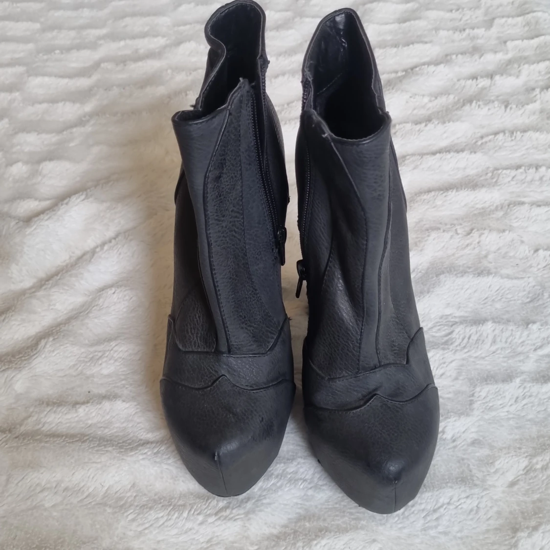 Gråsvarta boots med klack - 1