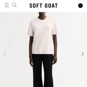 Ljusrosa oversized t-shirt från Soft Goat - Säljer en lyxig ljusrosa oversized t-shirt från Soft Goat i kashmir.  Nypris 2295kr och den är i nyskick med inga defekter🩷