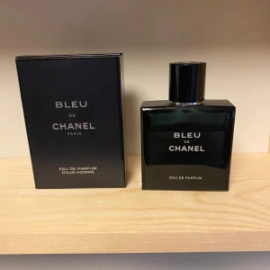 Bleu de Chanel EDP - Säljer en elegant och tidlös Bleu de Chanel Eau de Parfum då den inte längre kommer till användning. Flaskan är mörkblå och fyrkantig med en stilren design. Perfekt för den som vill ha en sofistikerad doft med inslag av citrus och tränoter. Kommer i originalförpackning. Kvitto finns. Skriv vid minsta lilla fundering. Mängd enligt bild.                                                                               Kom med bud