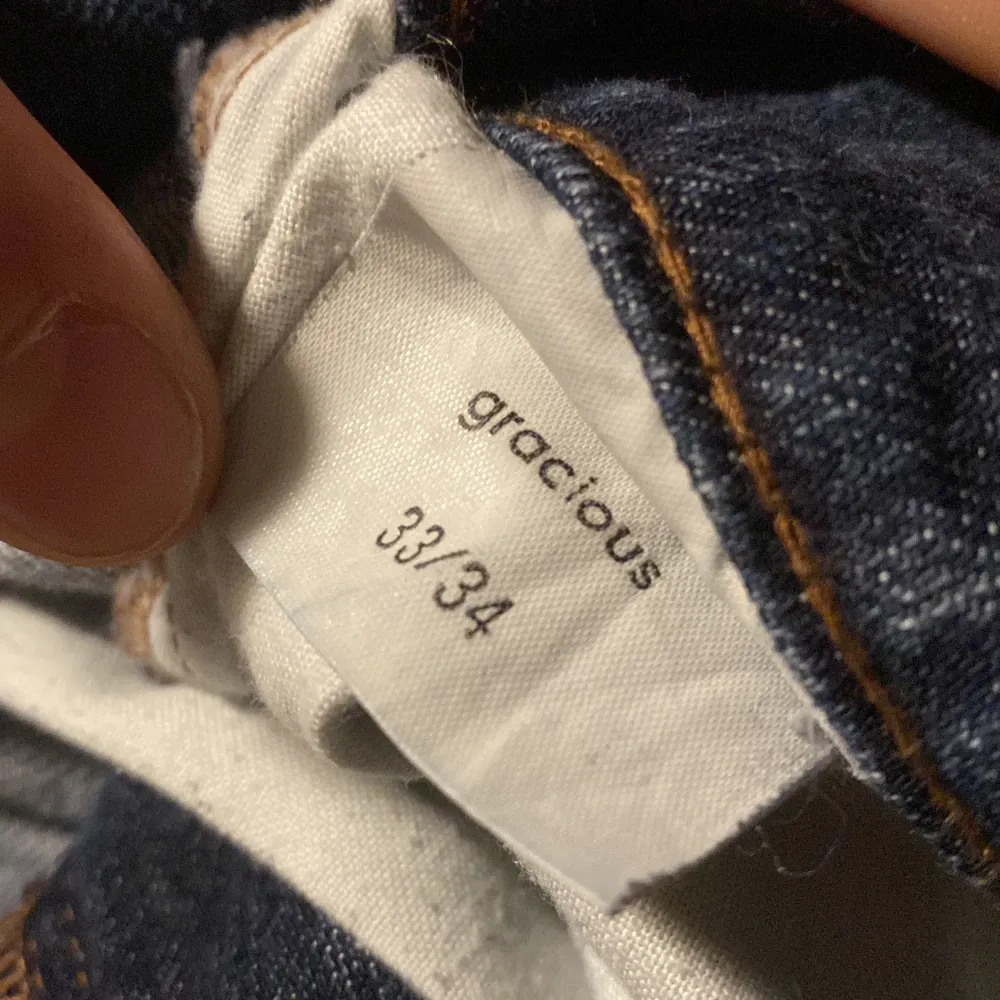Snygga mörkblå jeans från Tiger of Sweden med klassisk femficksdesign och knappgylf. Perfekta för dig som letar efter en grisch/Laidback stil. Men som vill hitta det för en bättre budget. Jeansen og pris ligger runt 1600kr och jag säljer dem för 420kr. Jeansen är i ett bra skick men använda. (Jeansen är 33/34 i storlek, men passar som 32-32).Priset är ej hugget i stenen, och för minsta lilla fundering/fråga så är det bara att fråga på.. Farkut & Housut.