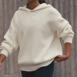 Stickad vit hoodie - Säljer en tung och lyxig stickad vit hoodie med en avslappnad passform. I strl S, knappt använd, nypris: 1000kr