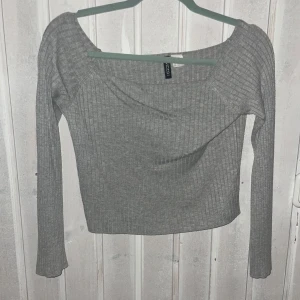 Grå ribbad tröja från H&M Divided - Säljer en stilren grå ribbad tröja från H&M Divided. Tröjan har en normal passform med långa ärmar och en rund halsringning. Pris går att diskutera 💗