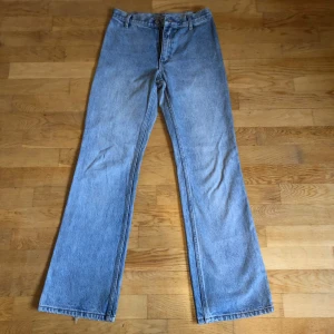 Blå jeans från Brandy Melville  - Jeans i väldigt bra skick (knappt använda) från John Galt/Brandy Melville. Midrize o raka i benen. Skriv för mått! Märkta som s men mer en xs