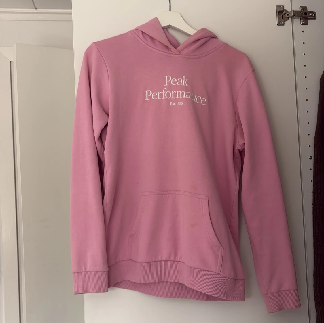 Rosa hoodie från Peak Performance