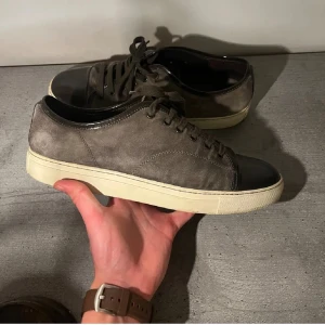 Lanvin - Säljer ett par gråa Lanvins i 9/10 skick. | Strl uk 8, motsvarar ca strl 42/43. | Dustbag och låda | Pris 1799kr | Bara att höra av sig vid frågor!