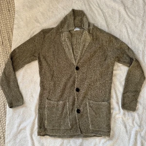 Cardigan till våren - Säljer denna stilrena cardigan från Zara! Klassisk cardigan med kostymkrage i riktigt bra skick, inga konstigheter! Stickad med ett mönster vilket gör att den lyfter din outfit. Passar dig som bär medium! Skriv om du har frågor eller prisförslag👍