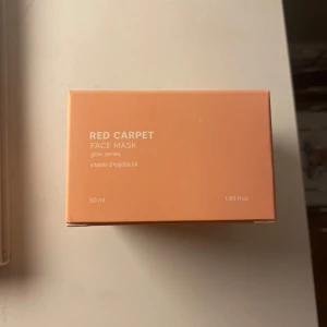 Red Carpet Face Mask från CAIA - Red Carpet Face Mask från CAIA är en ansiktsmask i glow-serien med vitamin E och jojobaolja. Förpackningen innehåller 50 ml och är designad i en stilren orange färg. Oöppnad