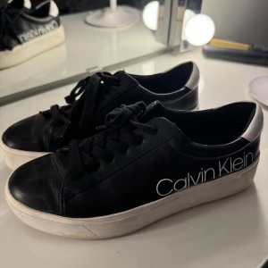 Calvin Klein Skor - Säljer dessa Calvin Klein skor då dom ej kommer till användning, lite tecken på användning men samtidigt sparsamt använda o dom kan nog bli jätte fina om man tvättar dom bättre!! Storlek 38 men då dom är lite små i storleken skulle jag säga mer 37. Frakt tillkommer! Bara att höra av sig vid fler frågor 🫶🏼