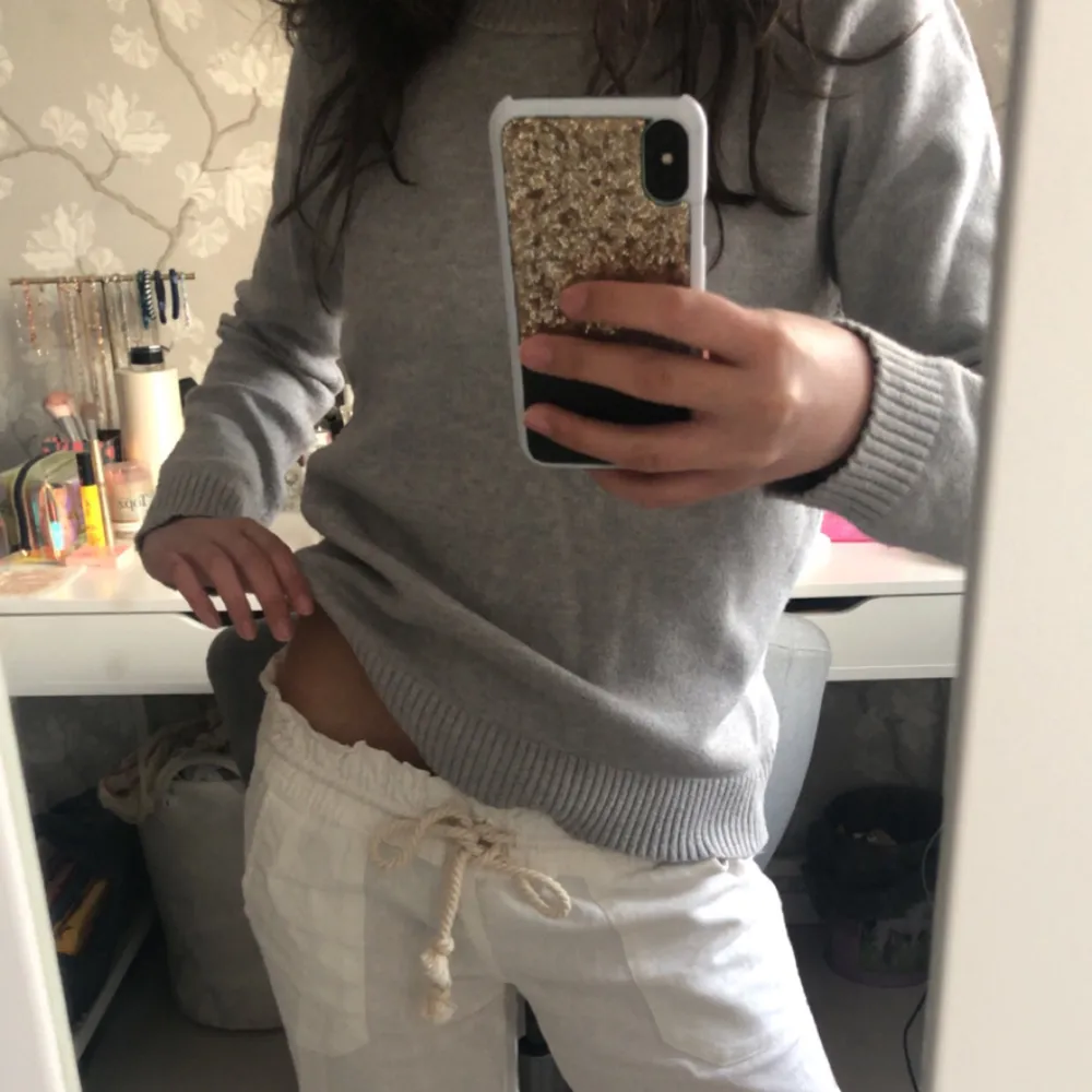 Säljer en grå stickad tröja från Vila, strl. S. Använder ej längre, men är sååå mysig🩶 Välomhändertagen!. Neuleet.