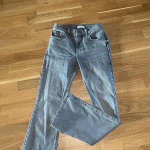 Grå jeansbyxor från Gina - Snygga grå jeansbyxor från Gina i storlek 36. Midwaist och perfekt för dig runt 170!