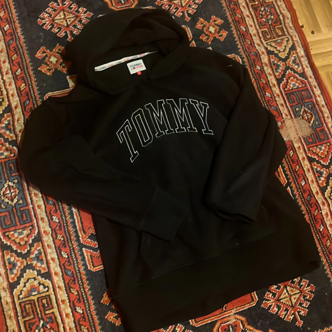 Svart hoodie från Tommy Jeans