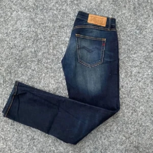 Replay Grover - Säljer dess snygga Replay jeans i modellen grover. Storleken är 29/30 och skicket är väldigt bra. Vid andra frågor är det bara att kontakta ✅️
