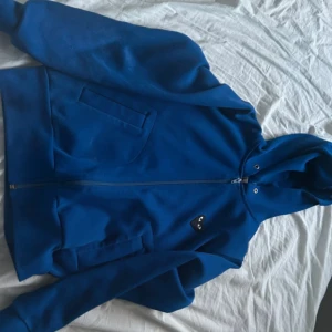 blå Comme des Garcons zip up hoodie - Står S men passar mer som xs
