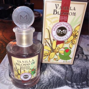 Incanto Charms Eau de Toilette från Salvatore Ferragamo - Upptäck Incanto Charms, en Eau de Toilette från Salvatore Ferragamo. Flaskan rymmer 50 ml och har en vacker design med färgglada mönster på kartongen. Perfekt för den som älskar en fräsch och livlig doft.