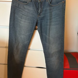 Acne jeans - Jeans från acne, bootcut och låg midja. Storlek 31/32, snygg tvätt! Sparsamt använda men är använda!
