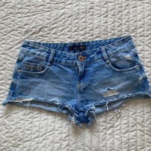 Low waist jeans shorts  - Säljer dessa super snygga low waist jeansshorts, fåtal använda och i jätte bra skick💞💞pris kan diskuteras 