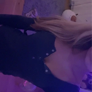 Mörk Grå/blå ribbad topp från Pieces - Säljer en mörkblå/grå ribbad topp från Pieces med knappar framtill. Toppen har en offshoulder-design som ger en stilren look. Perfekt för att lägga till en touch av elegans i din garderob. Orginal priset är 230kr❤️ köpte den för 2 år sedan men har bara använt den någon gång för den är för stor och inte min stil🫶☺️ Jag tycker den ger mycket 2000 tal stil typ lite twilight vibez ändå! 