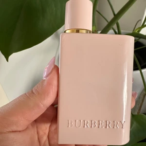 Burberry her elixir - Säljer Burberry her elixir , på andra bilden kan ni se hur mycket det är kvar av den. Väldigt söt lukt och lite fruktig🍓🍦som ny ligger den på :1000kr 