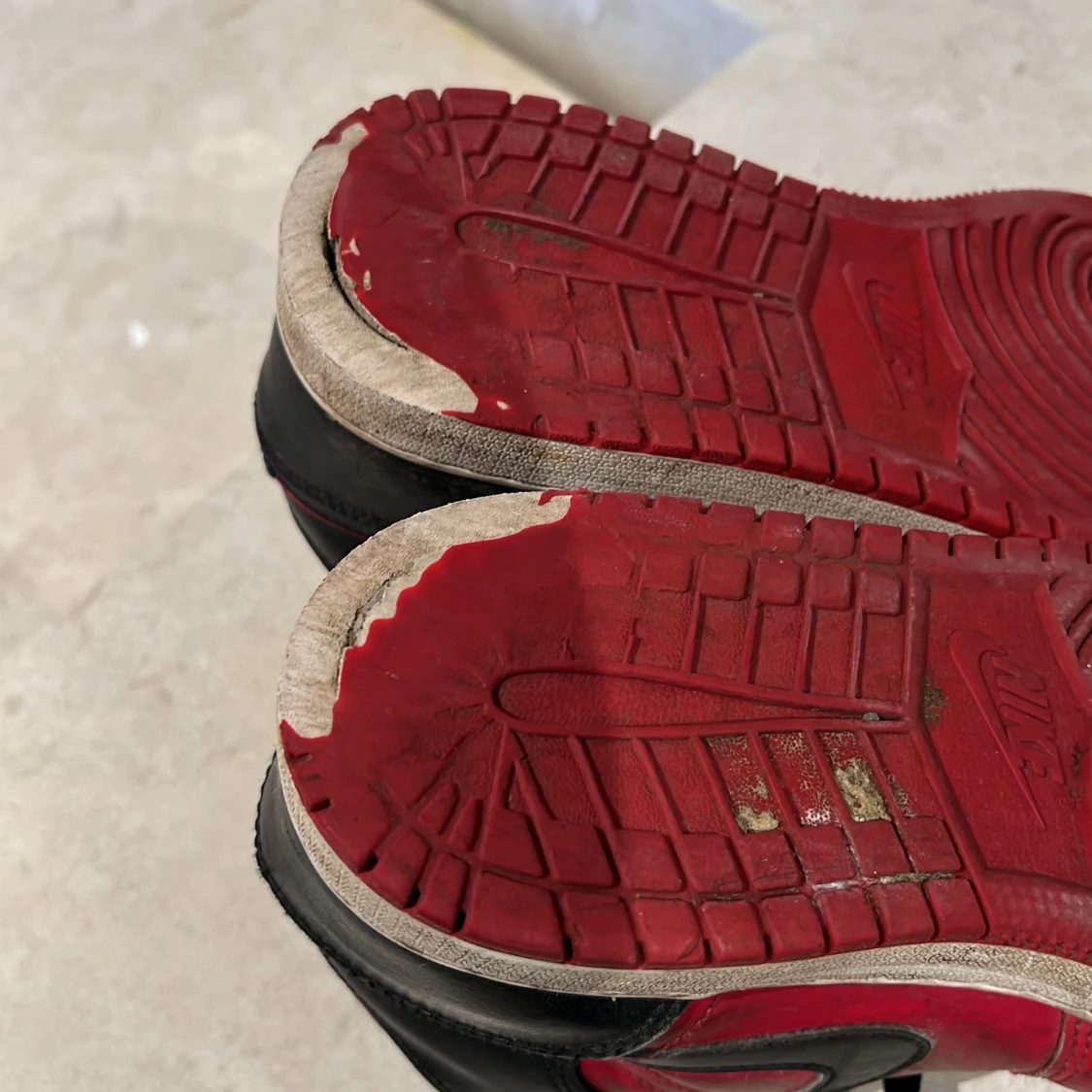 Röda och svarta Nike Air sneakers - 1