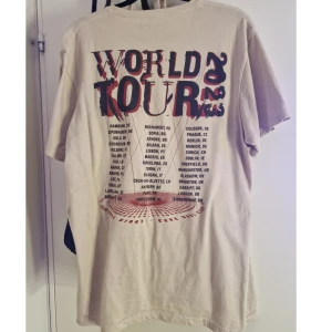 Louis tomlinson merch - Använd fåtal gånger, fortfarande som ny. Köpt i Stockholm för 500kr