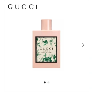 Gucci Bloom Acqua di Fiori Parfym - Gucci Bloom Acqua di Fiori är en elegant parfym i en ljusrosa flaska med en vacker grön och vit etikett. Flaskan har en fyrkantig form och en matchande ljusrosa kork. Doften är blommig och fräsch, perfekt för den som älskar naturens skönhet. Den är helt ny!! Har aldrig använts 