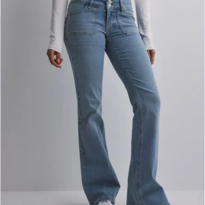 Low waist jeans - Säljer mina low flare/bootcut jeans i st. 32 från Nelly. Endast använd fåtal gånger och i princip i nyskick, inga tecken på användning 🤎🤎🤎