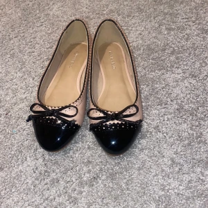 Ballerinaskor  - Snygga ballerinaskor i beige och svart från Anna Field. De var använda kanske en gång.