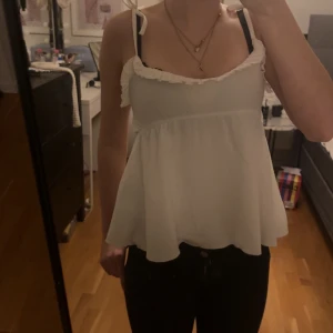 Vit topp - En jätte gullig vit topp🥰i storlek xs men vet tyvärr inte vart den är ifrån💗