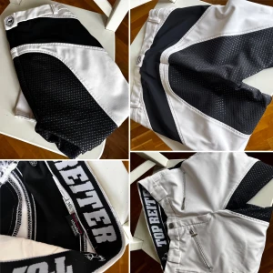 Vita ridbyxor från Top Reiter - Snygga vita ridbyxor från Top Reiter med svarta detaljer och dragkedjor. Byxorna har en elastisk midja med logotyp och är tillverkade i ett slitstarkt material från Schoeller. Perfekta för ridning med en stilren look. Silikonskodda 