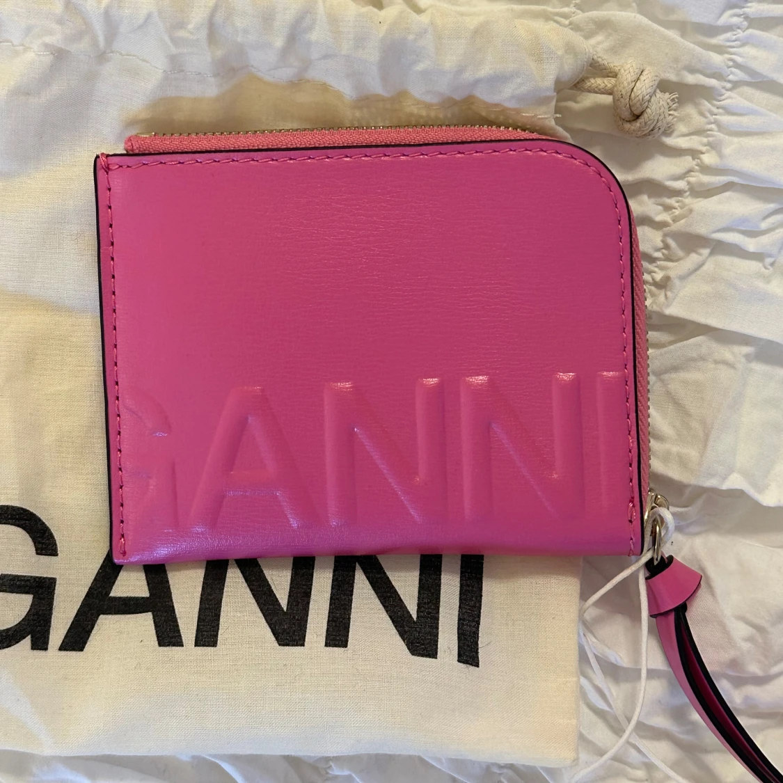 Rosa plånbok från Ganni - 2