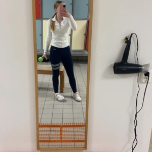 Mörkblå leggings  - Snygga mörkblå leggings. Perfekta för träning eller en avslappnad dag. De har en tight passform och är gjorda i ett stretchigt material för bästa komfort.