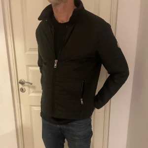 Moncler Jacka  - Säljer en Moncler jacka som ej andvänds längre och är uppe till salu jackan är i toppen skick förutom ett pyte litet hål över fickan som ej syns👀| skick 7/10 andvändt skick | jackan är i storlek 3 som motsvarar runt M. Och om ni vill ha mer bilder eller har eventuella frågor kontakta gärna oss🤳📲kan gå ner i pris vid snabb affär🔃💵osäker på äktenhets beviset 