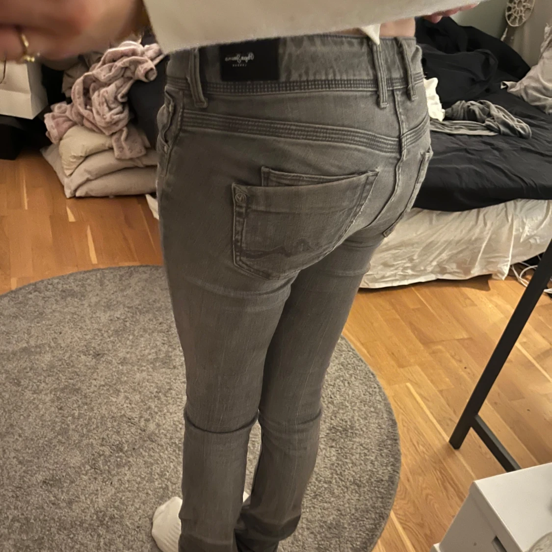 Grå stretchiga straight fit jeans - 1