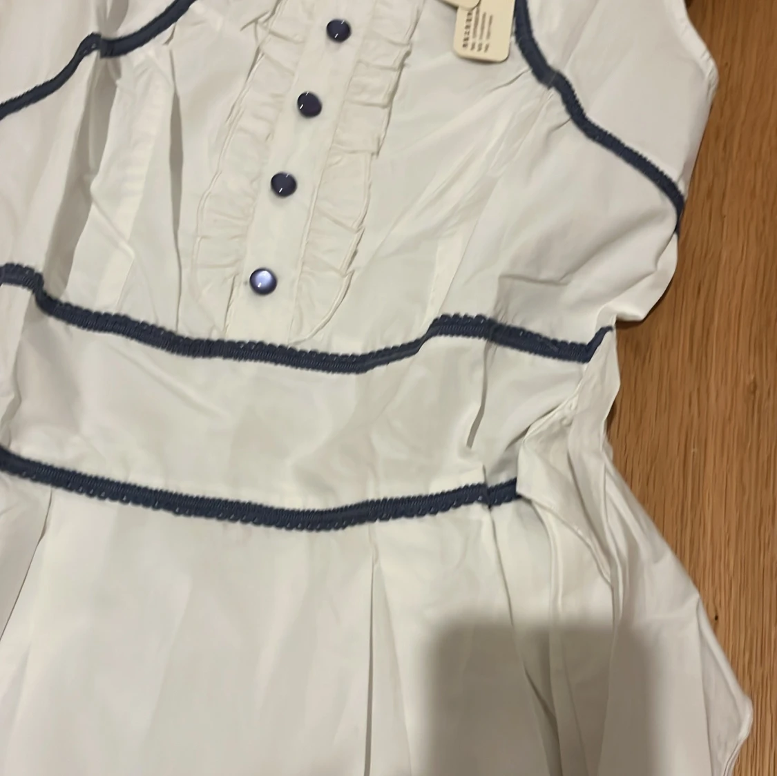 Vit klänning med blå broderier från Orfly XS - 3