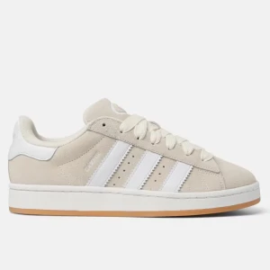 Beige Adidas CAMPUS 00 - HELT NYA!!! Fick samma present av mina föräldrar och det gick inte att returnera i butik därför säljer jag dom, annars är dom helt nya och oanvända💕💕