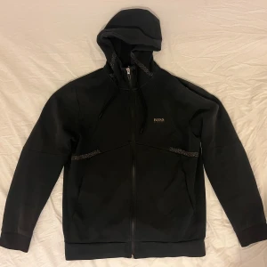hugo boss zipup - svart hugo boss huvtröja med dragkedja, passar superfint