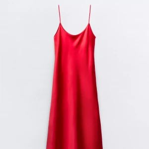 Satin dress - Röd satin klänning från Zara som endast är använd en gång 💕superfin och perfekt till fester!! Den är storlek xs men stor i storleken. Jag har även sytt upp axel banden då den var för stor