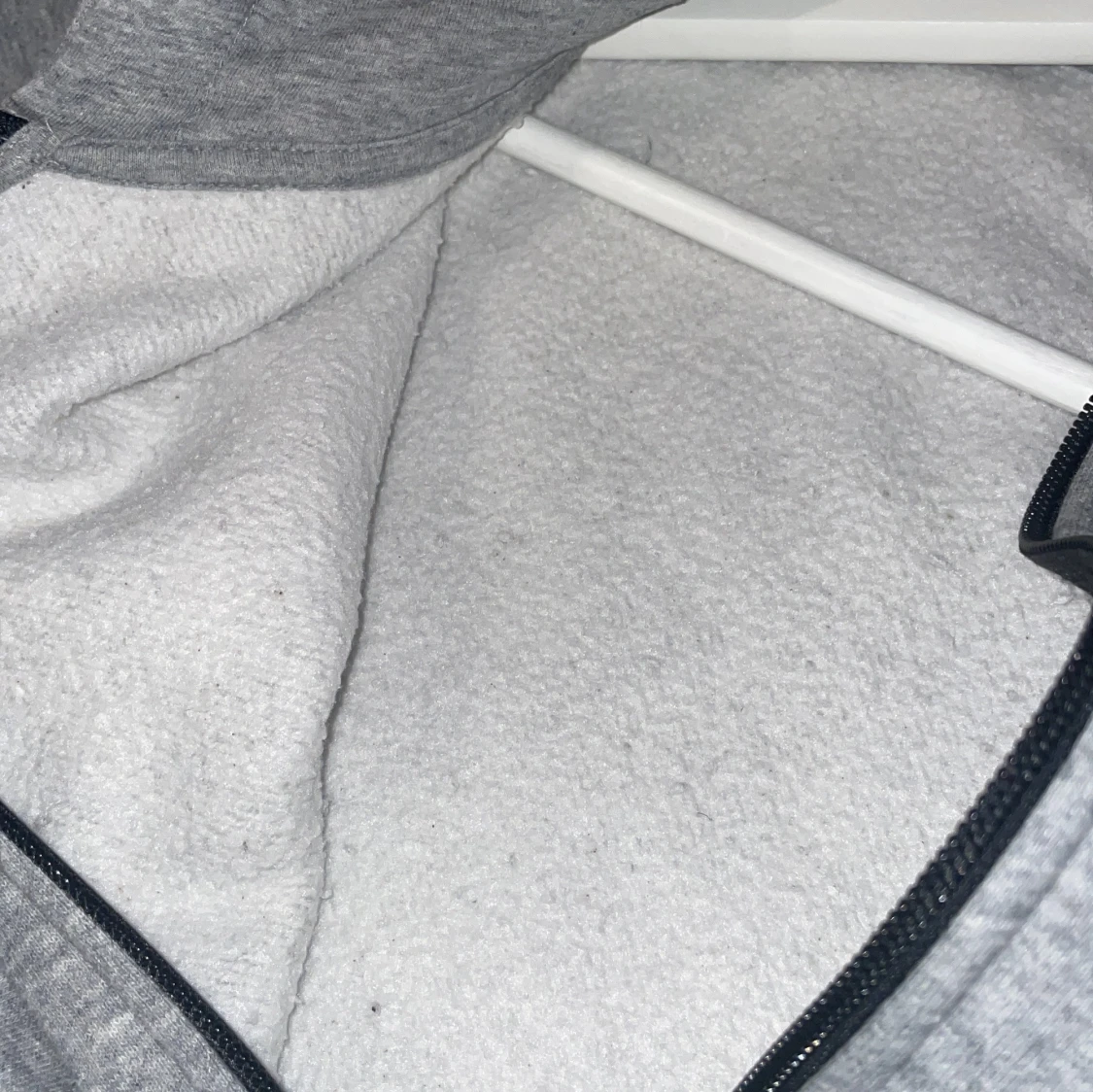 Grå och beige hoodies från Andy och McKenzie - 3