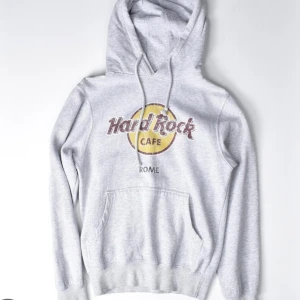 Grå hoodie från Hard Rock Cafe - Säljer en grå hoodie från Hard Rock Cafe med tryck på framsidan. 💞💞